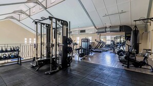 A gym with weightlifting equipment, treadmills, and exercise bikes. - Bella View of Magestic Table Mountain (Cape Town)