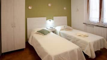 Chambre avec lits jumeaux, vue cour intérieure