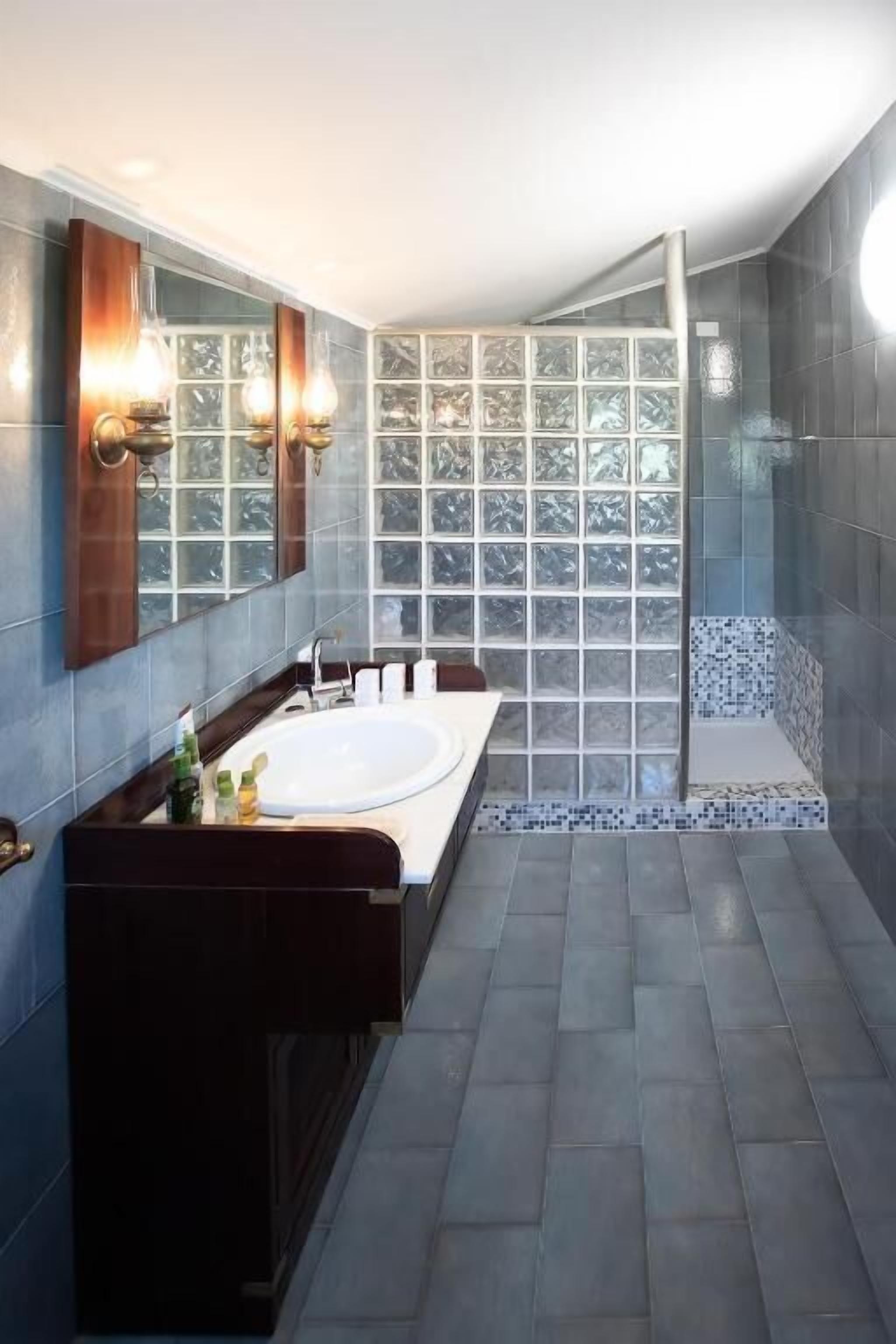Douche, articles de toilette gratuits, sèche-cheveux