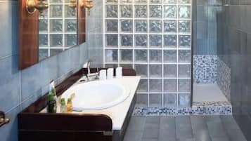 Douche, articles de toilette gratuits, sĂšche-cheveux