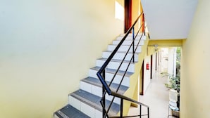 Una scala con ringhiera in metallo che porta a un pianerottolo.