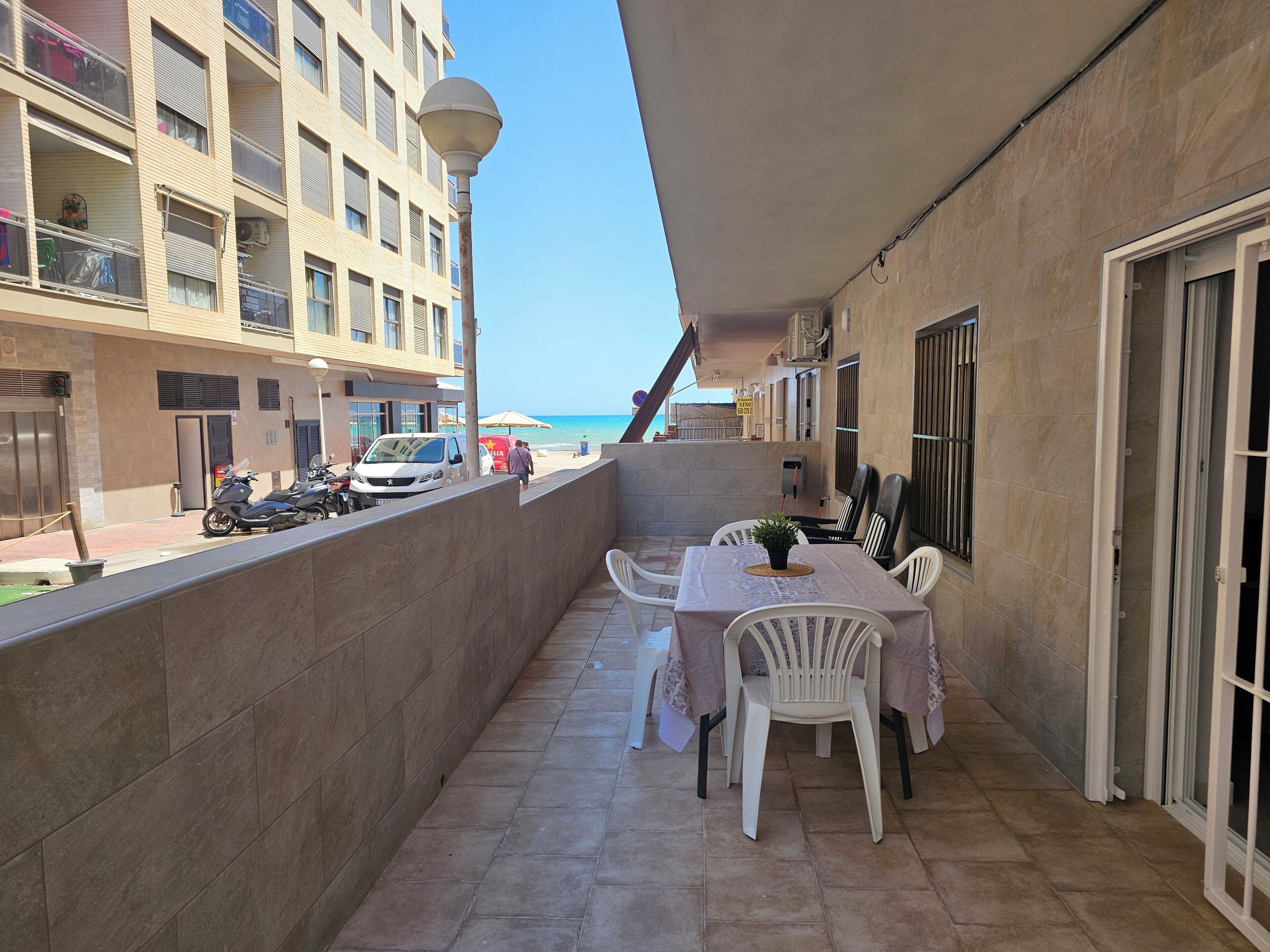 Appartement, meerdere bedden, balkon, uitzicht op strand | Buiten dineren