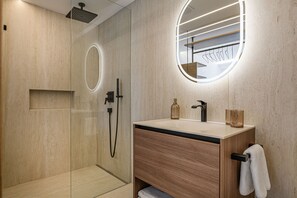 Douche, sèche-cheveux, serviettes fournies, papier toilette