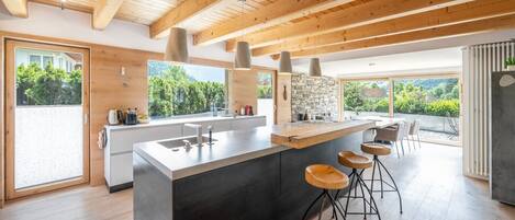 Oven, dishwasher, electric kettle, toaster