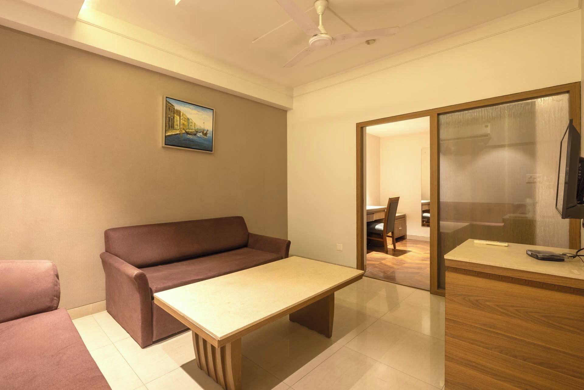 Suite, City View | Living area