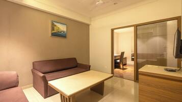 Suite, City View | Living area