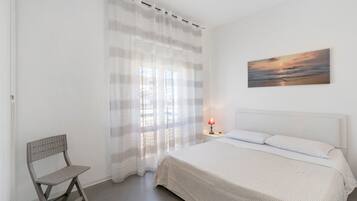 1 dormitorio, tabla de planchar con plancha, wifi y ropa de cama