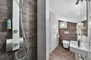 Dusche, Haartrockner, Handtücher