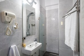 Dusche, Haartrockner, Handtücher