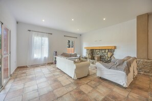 Una sala de estar amplia con chimenea, un sofá y una mesa de centro.