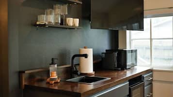 Cafetera y tetera, microondas, tostadora y utensilios de cocina