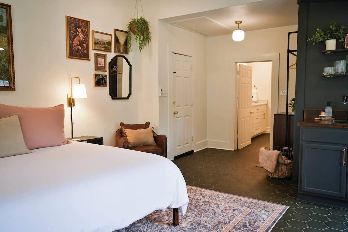 1 bedroom, iron/ironing board, WiFi (free), bed sheets