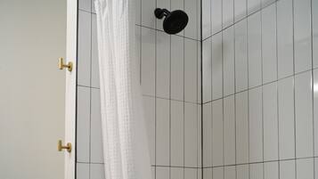 SĂšche-cheveux, serviettes fournies, savon, shampoing
