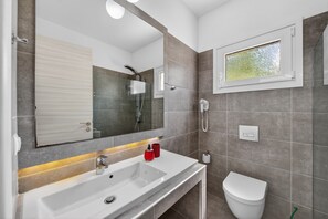 Dusche, Haartrockner, Handtücher