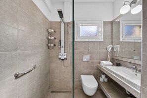 Een douche, een haardroger, handdoeken