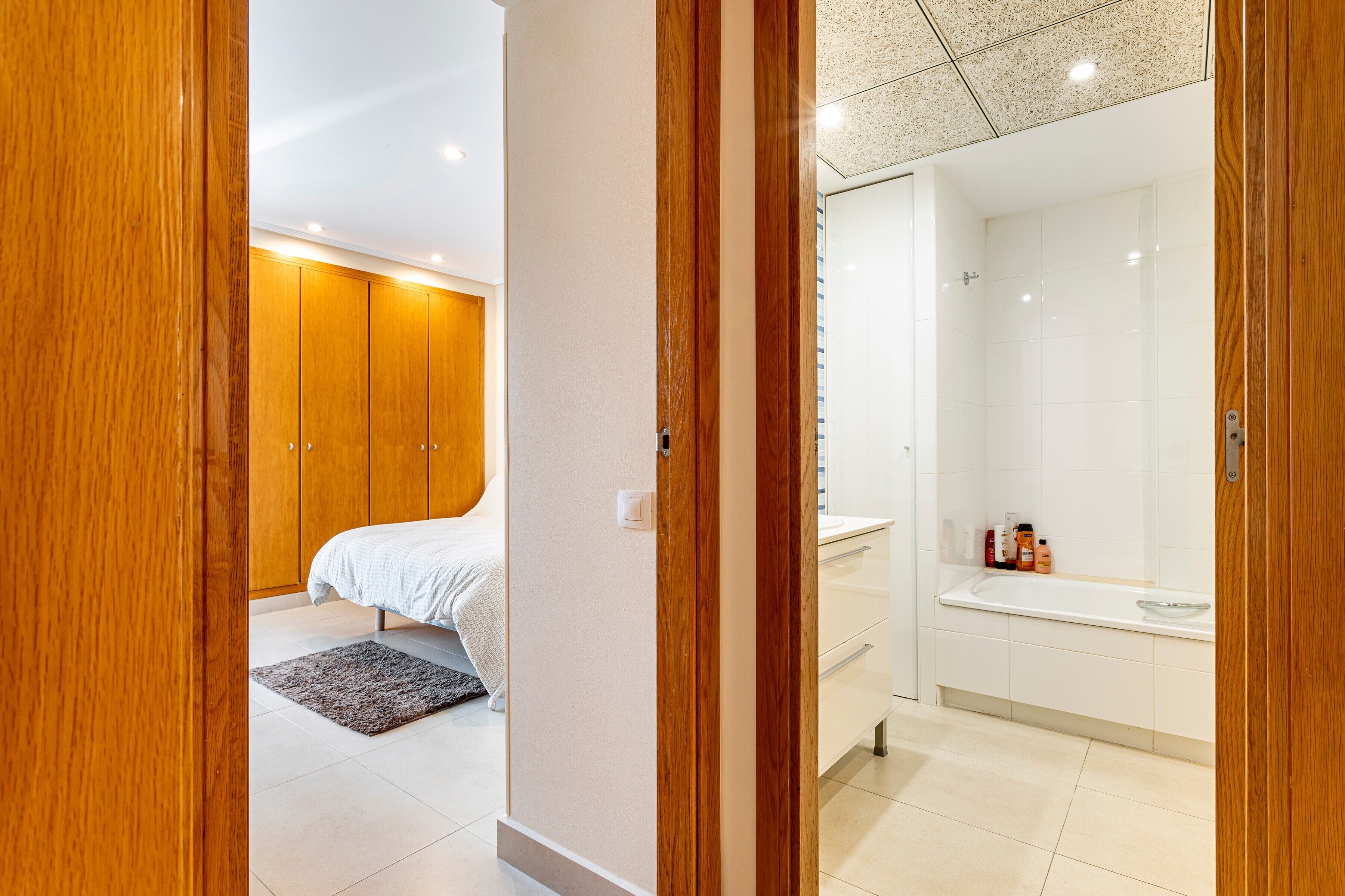 2 habitaciones, tabla de planchar con plancha, wifi y ropa de cama 