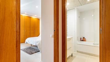 2 habitaciones, tabla de planchar con plancha, wifi y ropa de cama