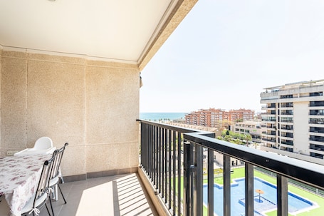 Outdoor dining. Beachfront Apartment in Valencia, Patacona – Alboraya