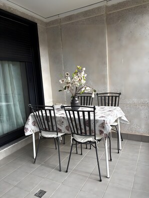 Outdoor dining - Beachfront Apartment in Valencia, Patacona – Alboraya (Alboraia)