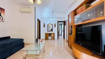 Appartement, 2 chambres | Aire de séjour | Téléviseur à écran plat de 32 po avec télévision numérique