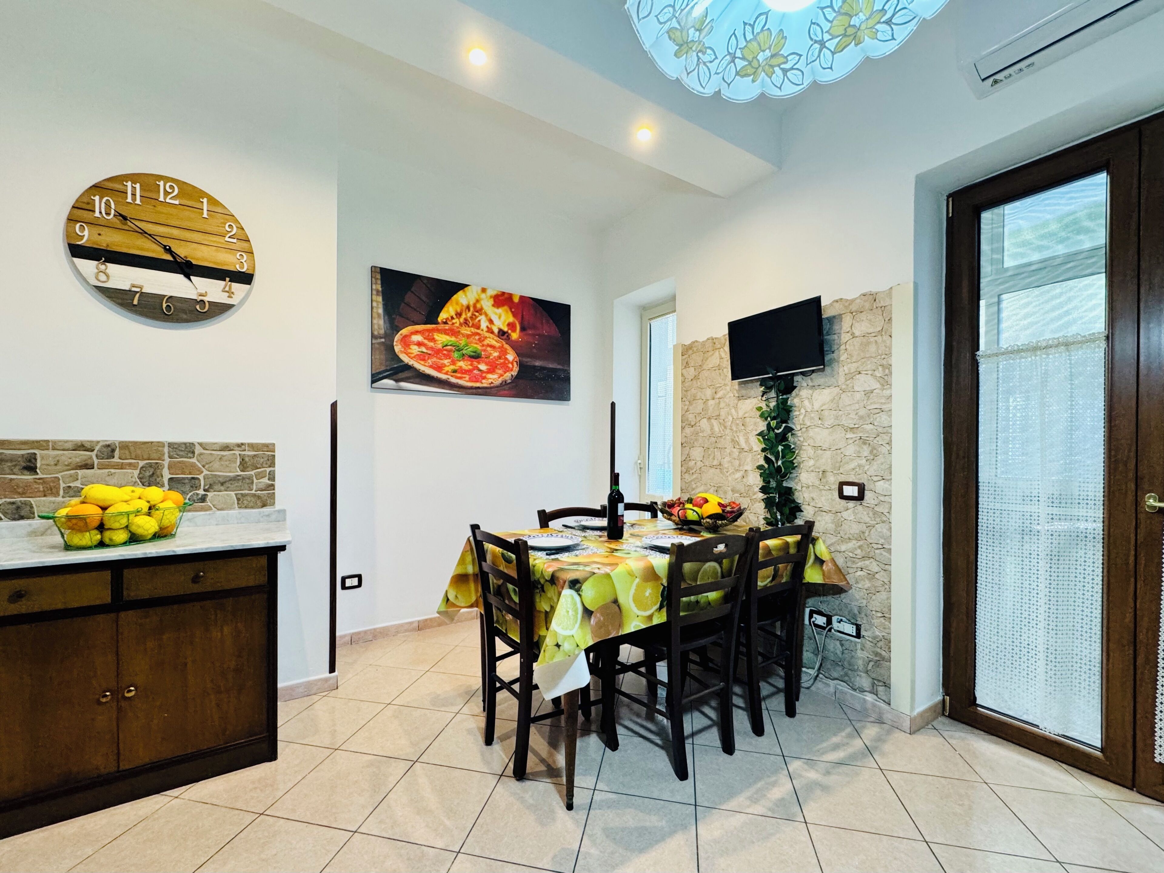 Apartment, 2 Bedrooms | Dining room