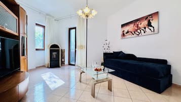 Appartement, 2 chambres | Aire de séjour | Téléviseur à écran plat de 32 po avec télévision numérique