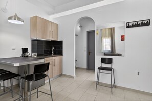 Frigorífic, placa de cuina, cafetera i tetera i bullidora elèctrica 