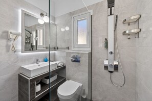 Dusche, Haartrockner, Handtücher