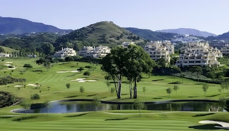 Golf. 2-Bed Apartment in Benahavís with Mountain Views, Wi-Fi and Air Conditioning