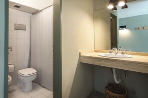 Secador de pelo, bidet, toallas, jabón