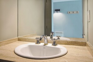 Secador de pelo, bidet, toallas, jabón