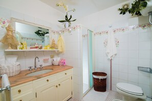 อพาร์ทเมนท์, 2 ห้องนอน, วิวสวน | ห้องน้ำ | ฝักบัว, ของใช้ในห้องน้ำฟรี, สบู่, ยาสระผม