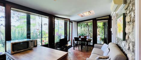 Departamento, 2 habitaciones, vista al jardín | Área de sala de estar | Televisión de pantalla plana de 32 pulgadas con canales digitales
