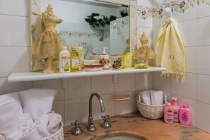 Apartment, 2 Bedrooms, Garden View | Bathroom - YourHome - Maison Iolanda Positano (Montepertuso)