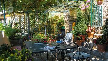 Appartement, 2 chambres, vue jardin | Restauration extérieure