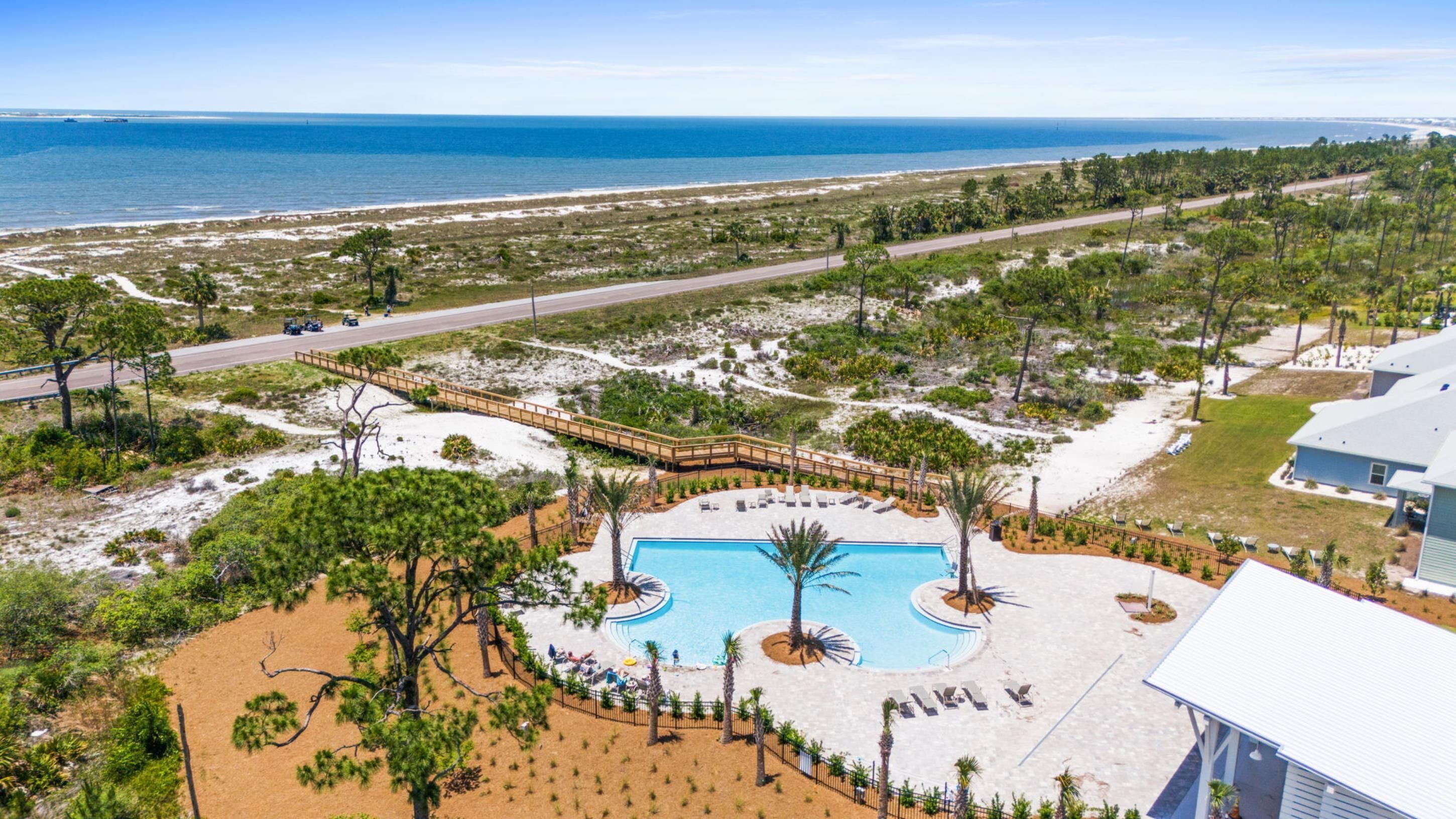 Un complexe hôtelier doté d’une piscine, d’un accès à la plage et offrant une vue sur l’océan.