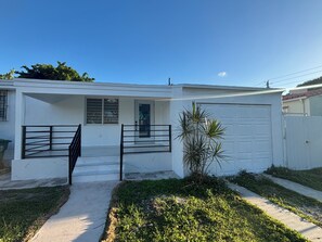 Exterior - Blue Sky 💙 (Coral Gables)