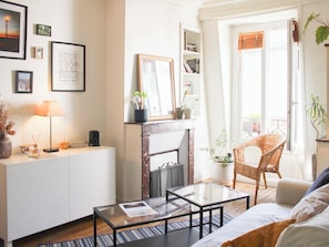Living area - Bright 35m² apartment with sunny balcony in Paris (Paris)