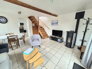 TV, fireplace - House with garden in Saint-Laurent-sur-Mer (Saint-Laurent-sur-Mer)