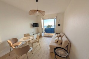 TV - Sunny Flat with Sea-View Balcony (Les Sables-d'Olonne)