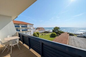 Outdoor dining - Sunny Flat with Sea-View Balcony (Les Sables-d'Olonne)