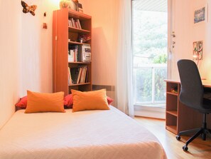 2 bedrooms, iron/ironing board, WiFi, bed sheets - Quiet 86m² apt with balconies & parking (Paris)