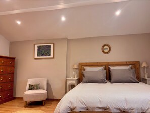 3 slaapkamers, een strijkplank/strijkijzer, gratis wifi, beddengoed