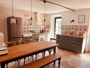 Frigorífico, microondas, horno y placa de cocina