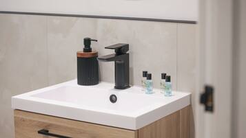 Dusche, Haartrockner, Handtücher, Seife
