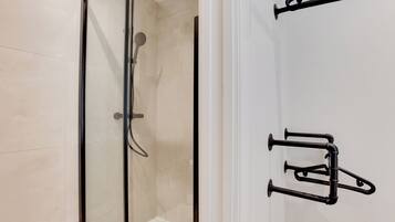 Een douche, een haardroger, handdoeken, zeep