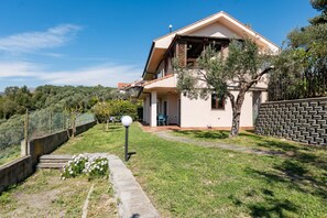 Exterior - A welcoming and spacious 100 square meters apartment, perfect for six people, located on the ground floor of a complex of terraced houses.The property is located in San Lorenzo al Mare, in an extremely quiet area surrounded by nature: the typical Liguria (San Lorenzo al Mare)