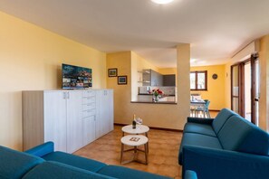 TV - A welcoming and spacious 100 square meters apartment, perfect for six people, located on the ground floor of a complex of terraced houses.The property is located in San Lorenzo al Mare, in an extremely quiet area surrounded by nature: the typical Liguria (San Lorenzo al Mare)