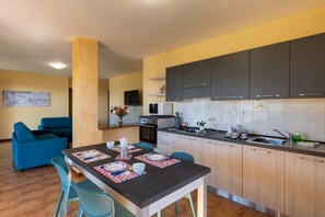 Fridge, microwave - A welcoming and spacious 100 square meters apartment, perfect for six people, located on the ground floor of a complex of terraced houses.The property is located in San Lorenzo al Mare, in an extremely quiet area surrounded by nature: the typical Liguria (San Lorenzo al Mare)