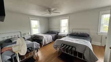 4 bedrooms, iron/ironing board, free WiFi, bed sheets